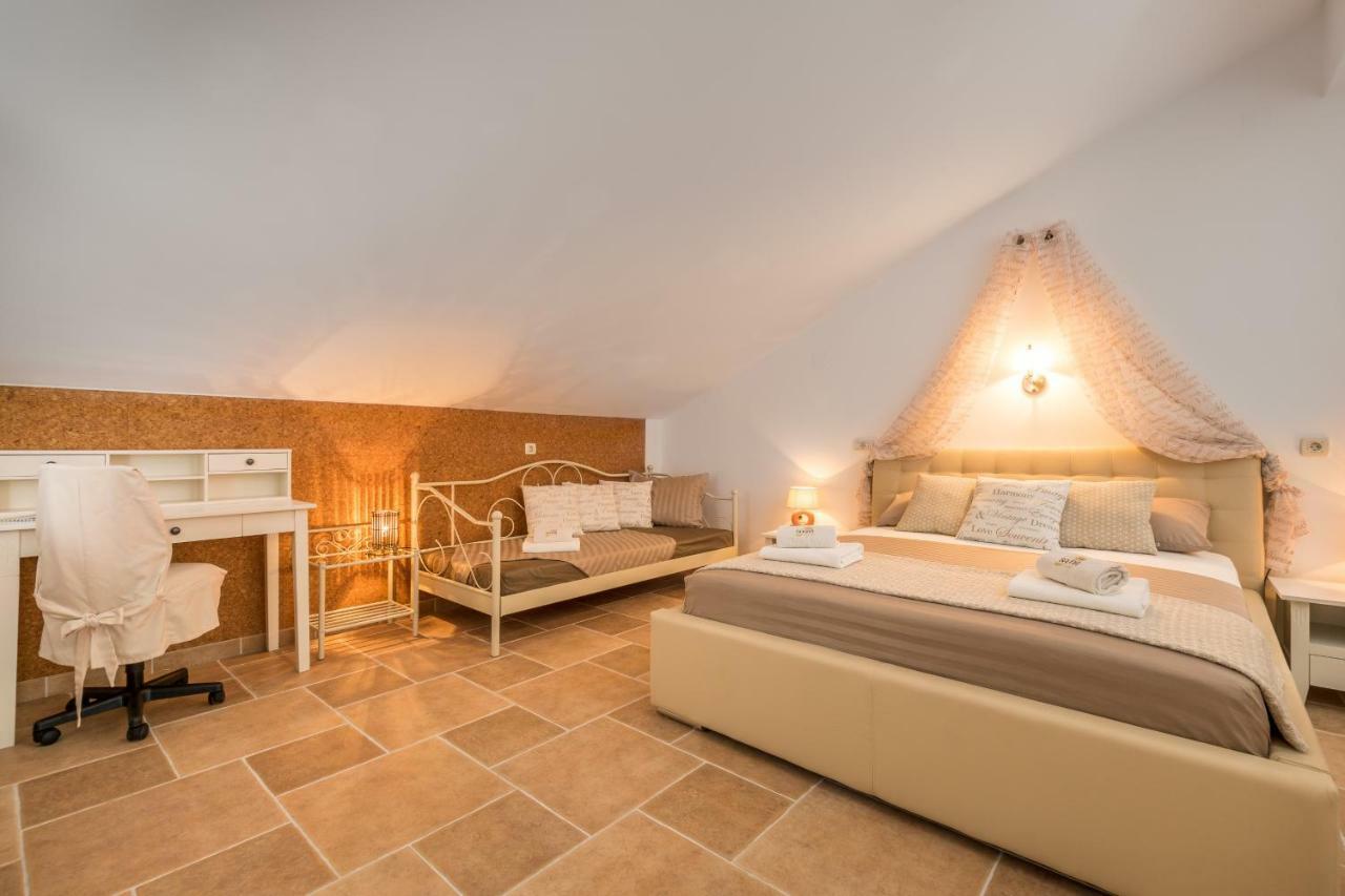 Holiday Home Harmony Zrnovnica Luaran gambar