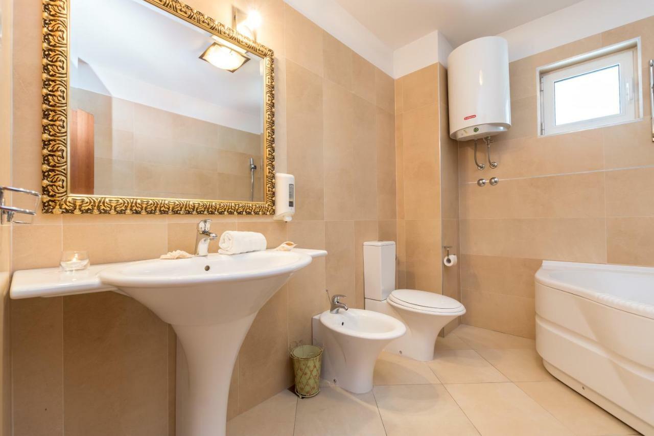Holiday Home Harmony Zrnovnica Luaran gambar