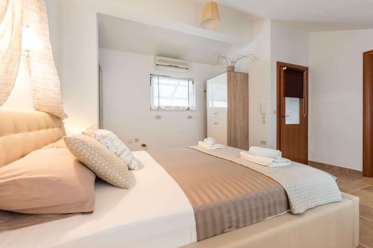Holiday Home Harmony Zrnovnica Luaran gambar